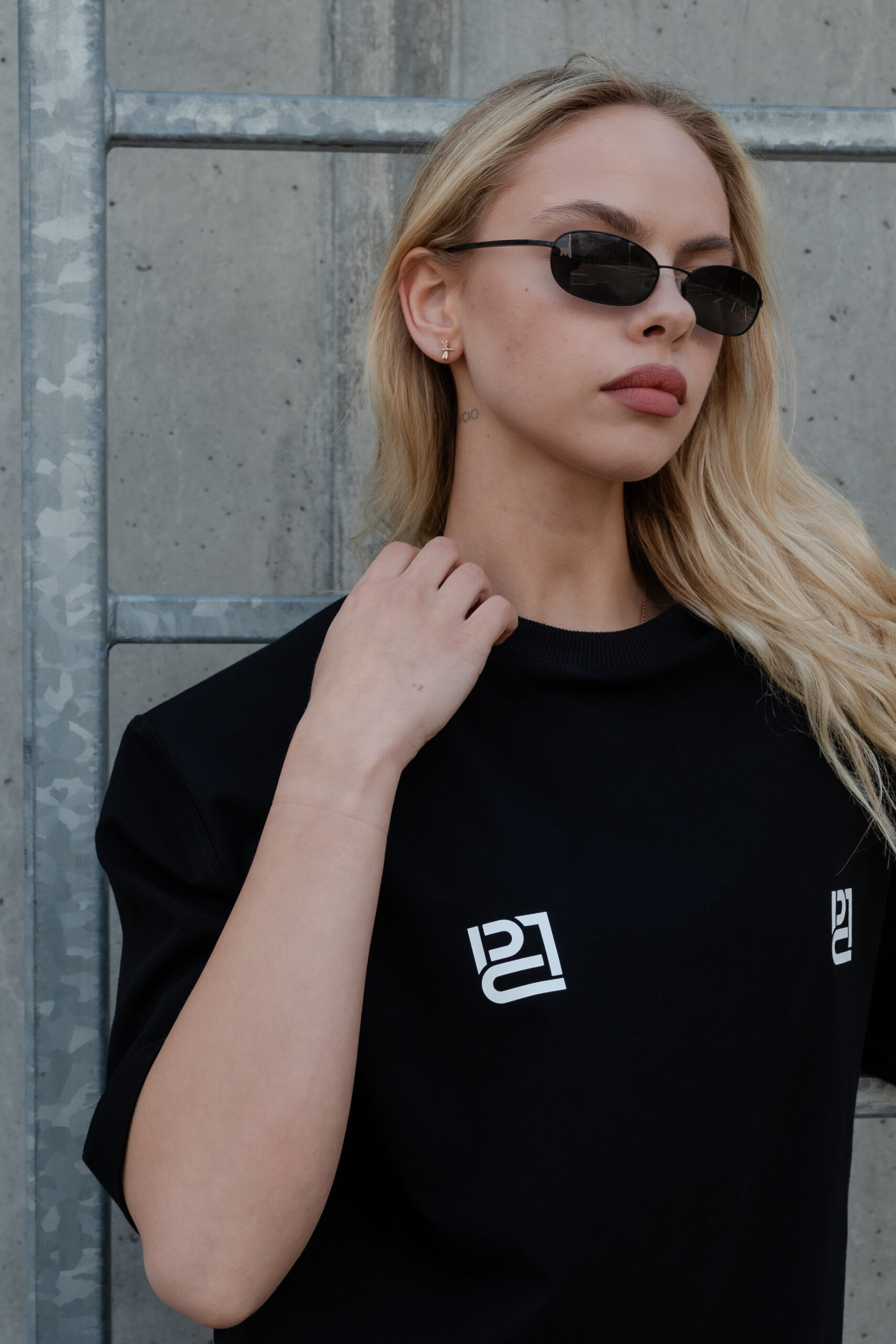 Juodi marškinėliai paryškintais pečiais - Image 6