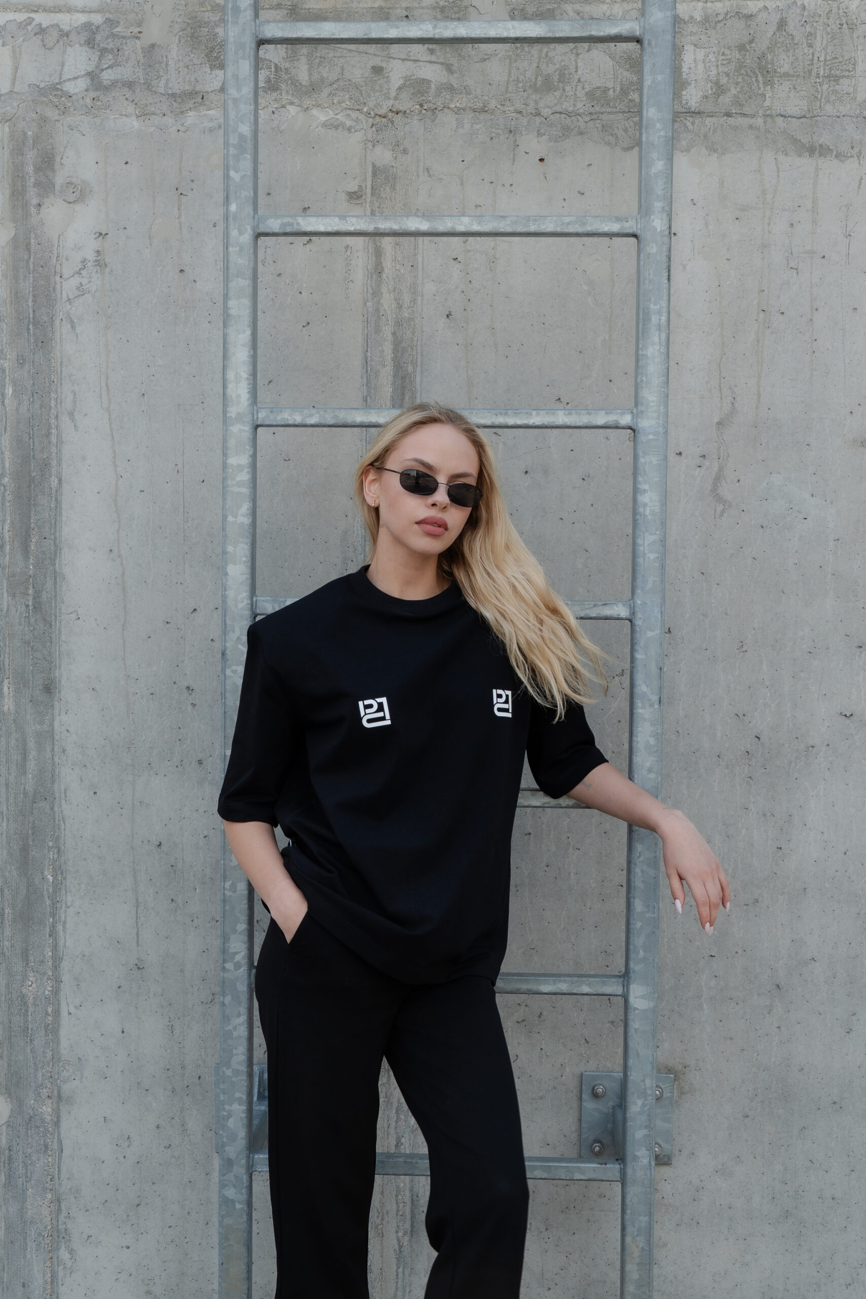 Juodi marškinėliai paryškintais pečiais - Image 5