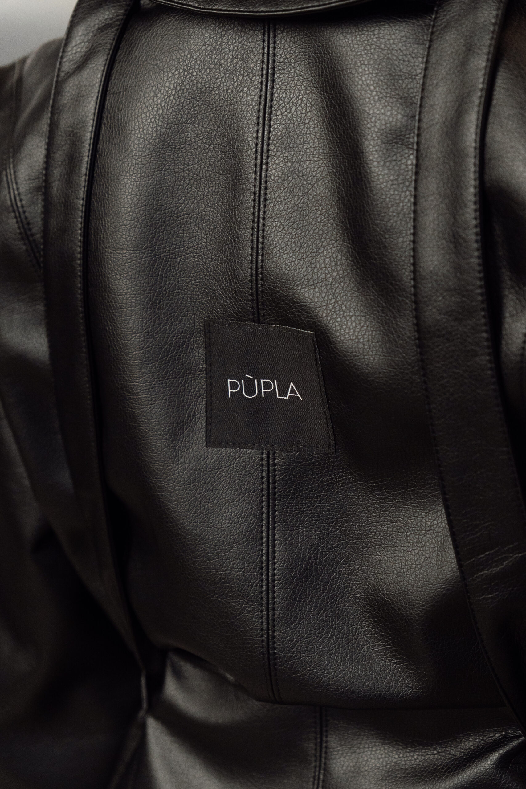 Juodas eko odos švarkas „SCULPTURAL“ - Image 17