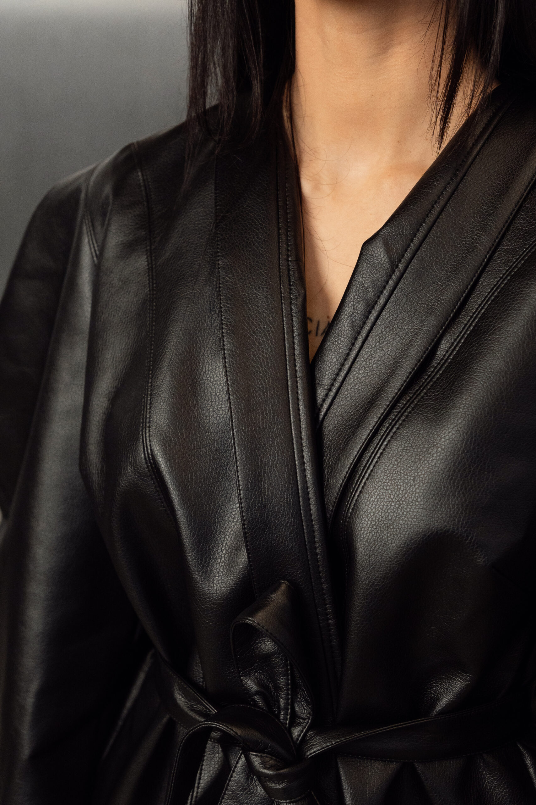 Juodas eko odos švarkas „SCULPTURAL“ - Image 16