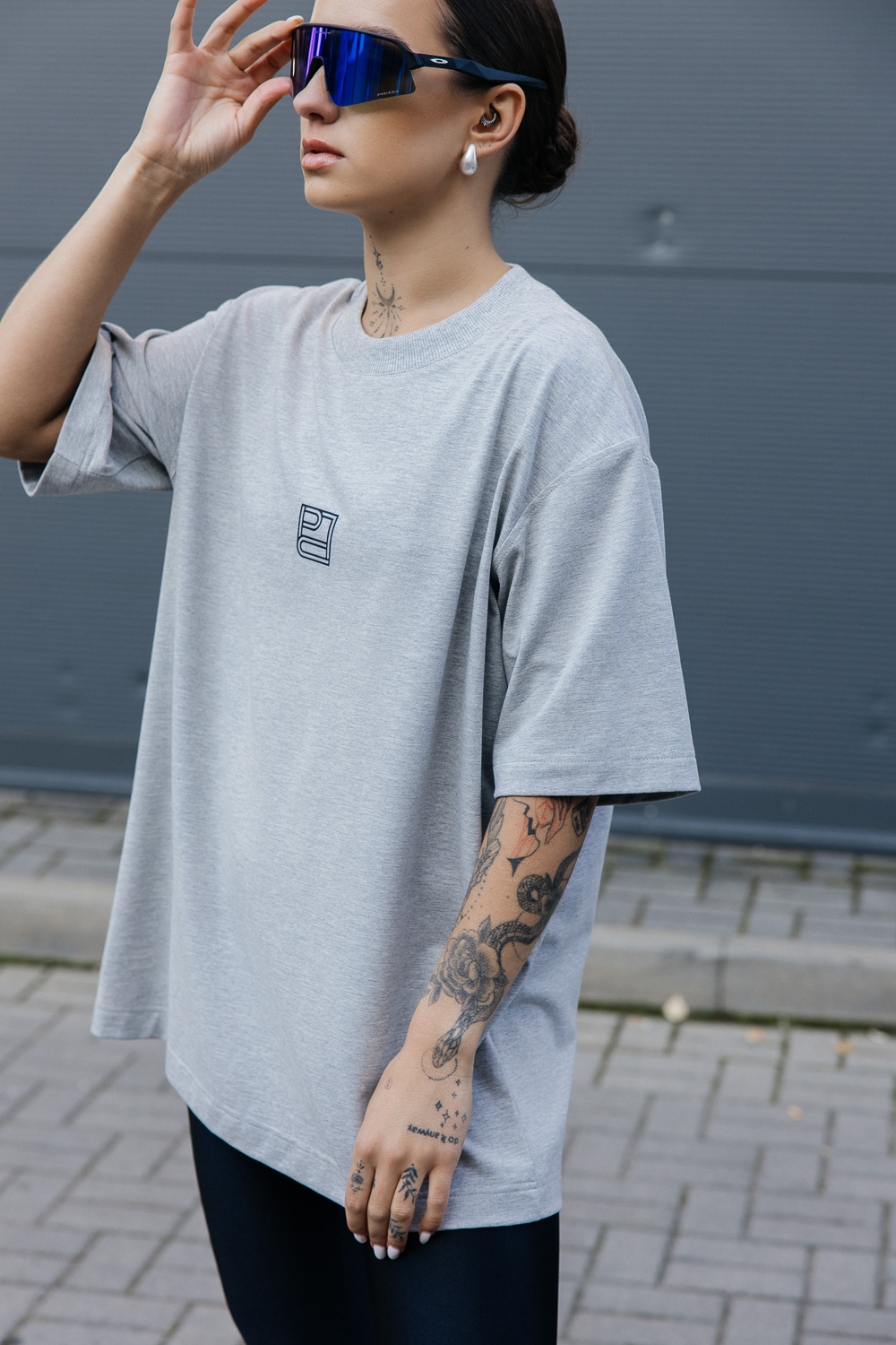 Pilki melanžiniai oversize marškinėliai - Image 9