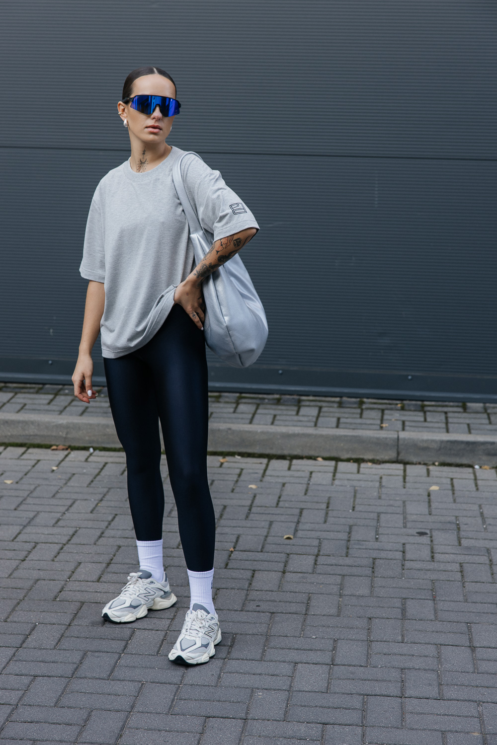 Pilki melanžiniai klasikiniai marškinėliai - Image 4