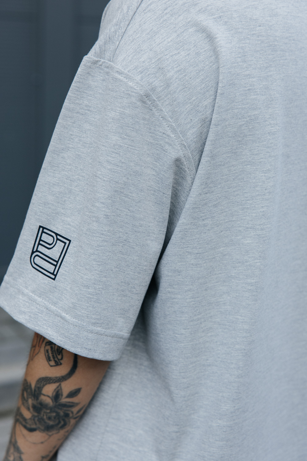 Pilki melanžiniai klasikiniai marškinėliai - Image 3