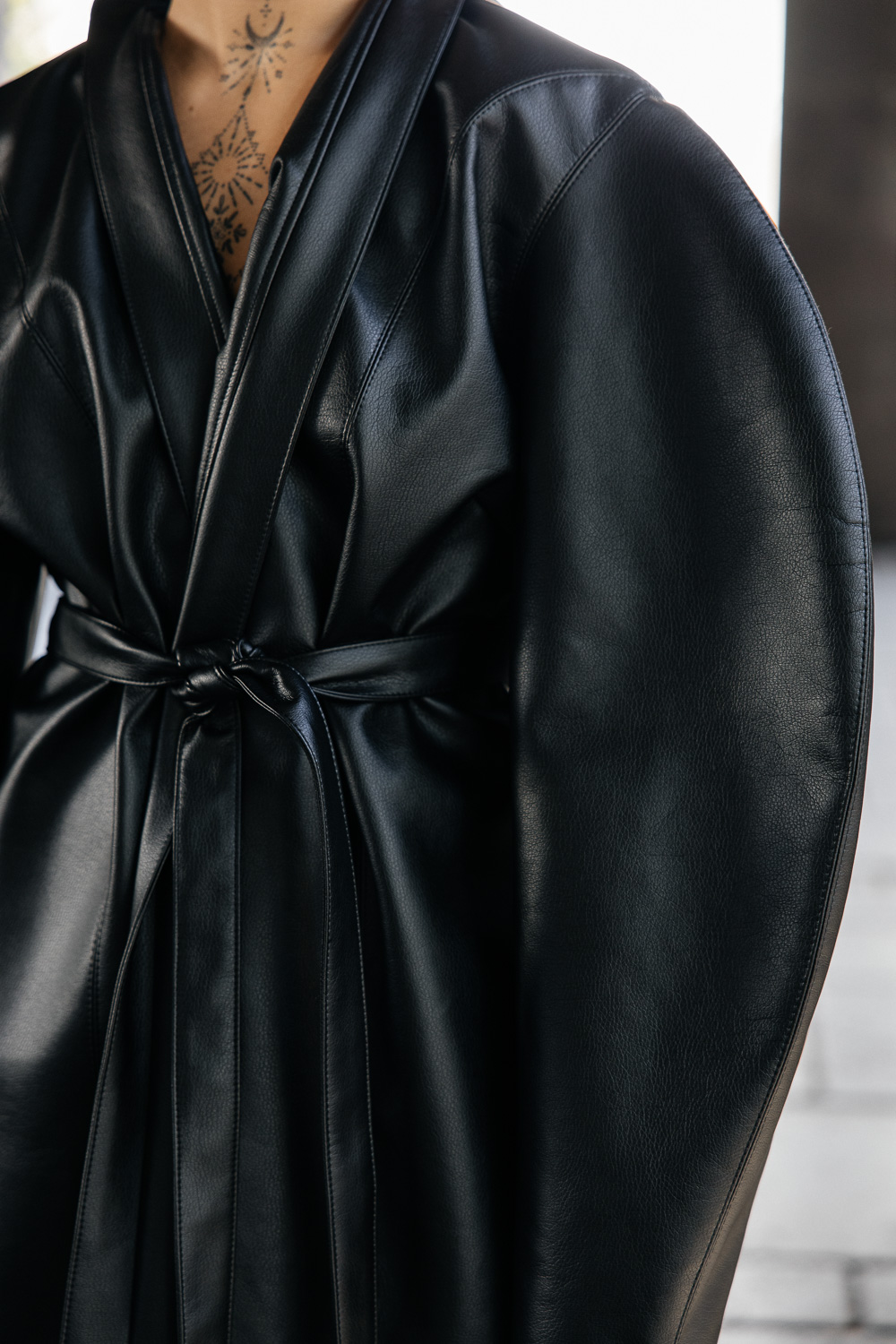 Juodas eko odos švarkas „SCULPTURAL“ - Image 5