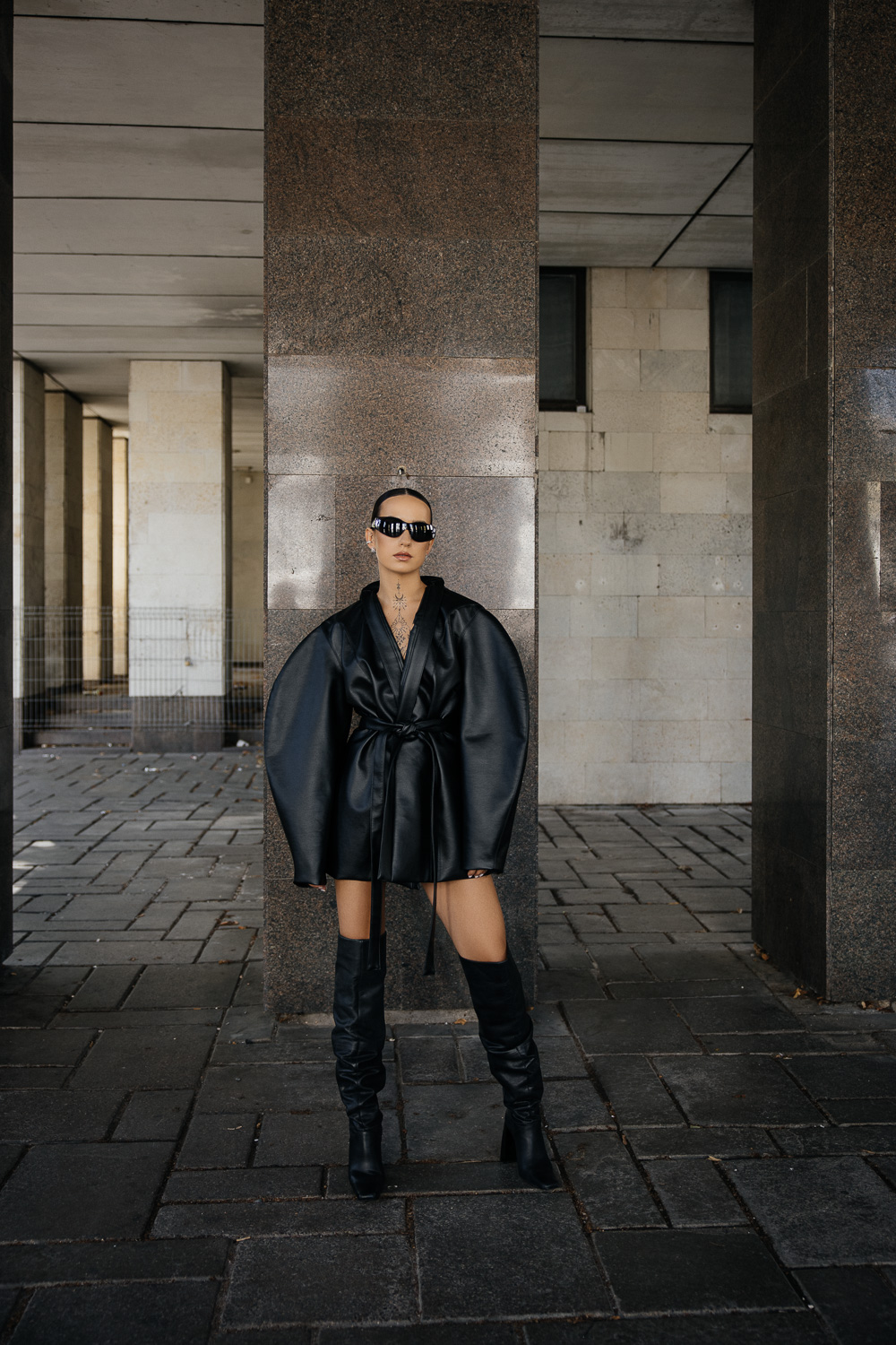 Juodas eko odos švarkas „SCULPTURAL“ - Image 6