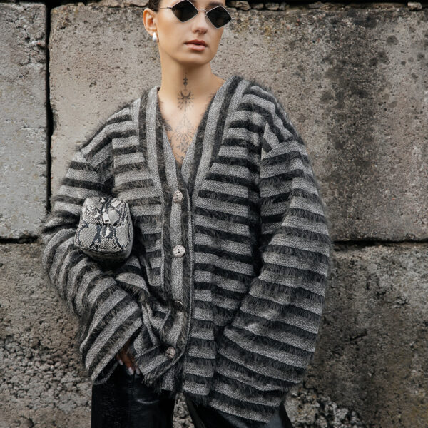 Chaki dryžuotas megztinis „HUSH“