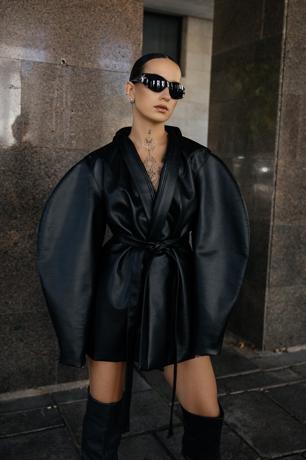 Juodas eko odos švarkas „SCULPTURAL“ - Image 4