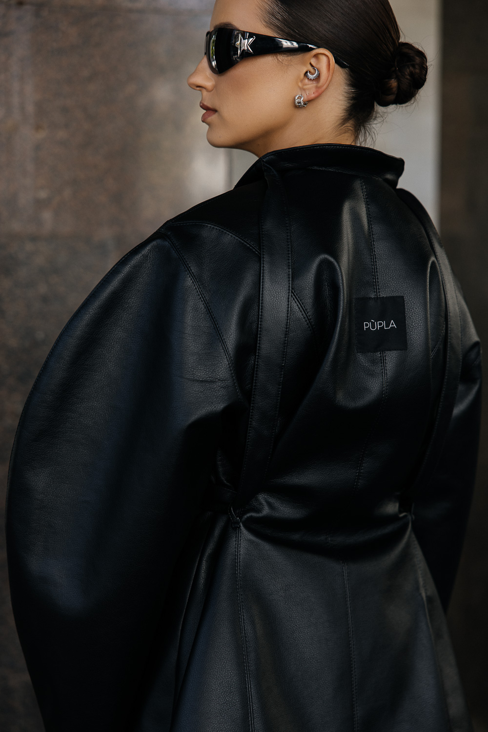 Juodas eko odos švarkas „SCULPTURAL“ - Image 9