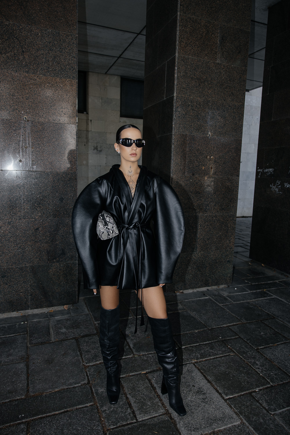 Juodas eko odos švarkas „SCULPTURAL“ - Image 2