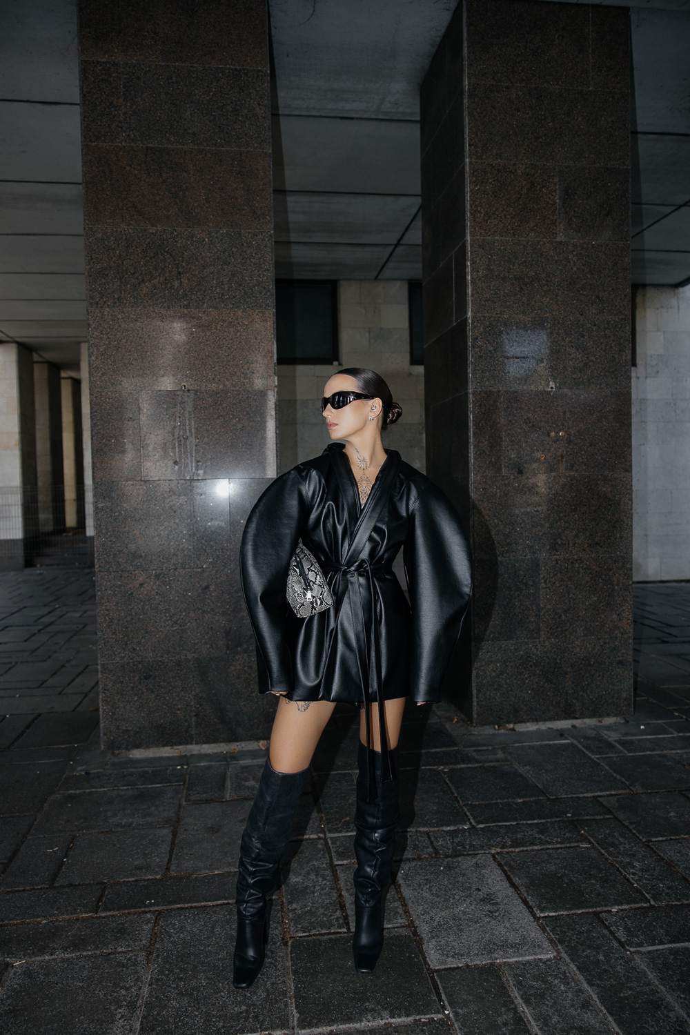 Juodas eko odos švarkas „SCULPTURAL“ - Image 3