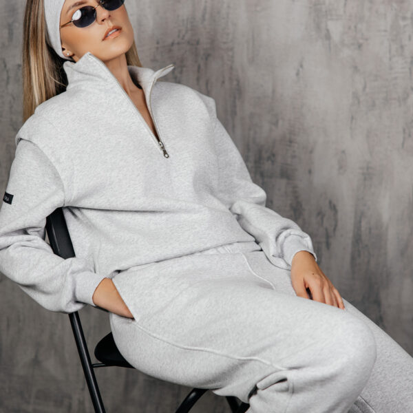 Šviesiai pilkas džemperis paryškintais pečiais „MASS“