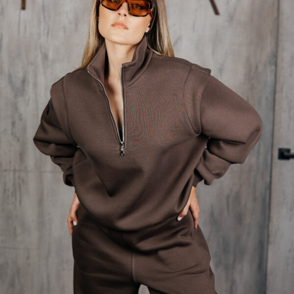 Rudas džemperis paryškintais pečiais „MASS“