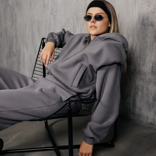 Pilkas džemperis su kapišonu „MASS“