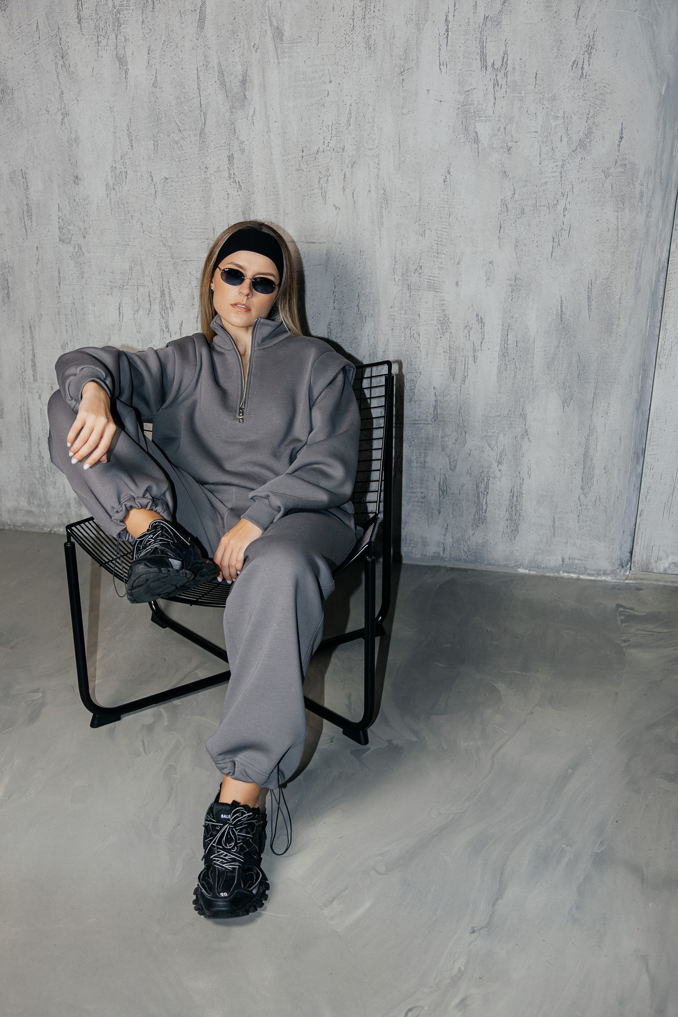 Pilkas džemperis paryškintais pečiais „MASS“ - Image 10