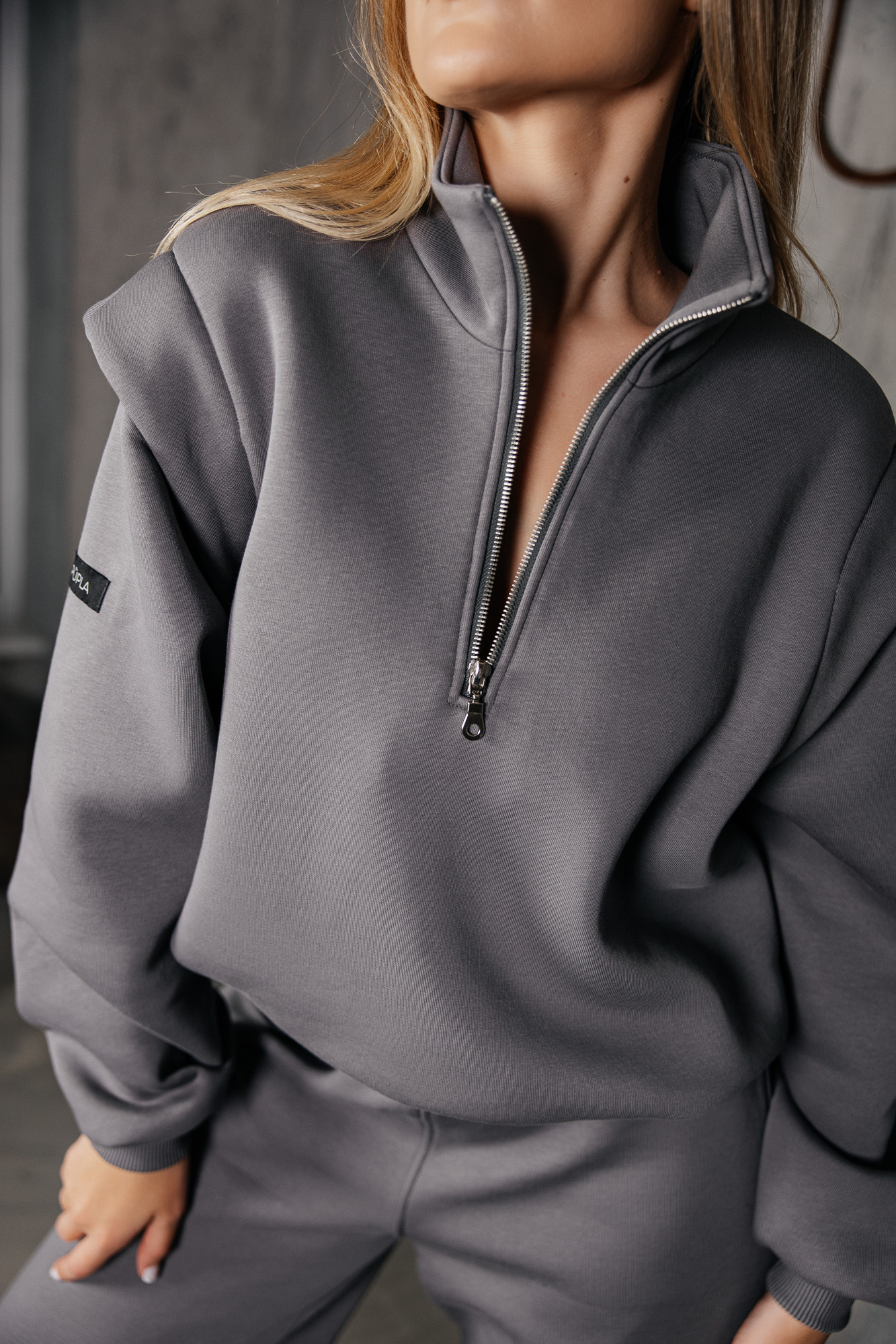 Pilkas džemperis paryškintais pečiais „MASS“ - Image 2