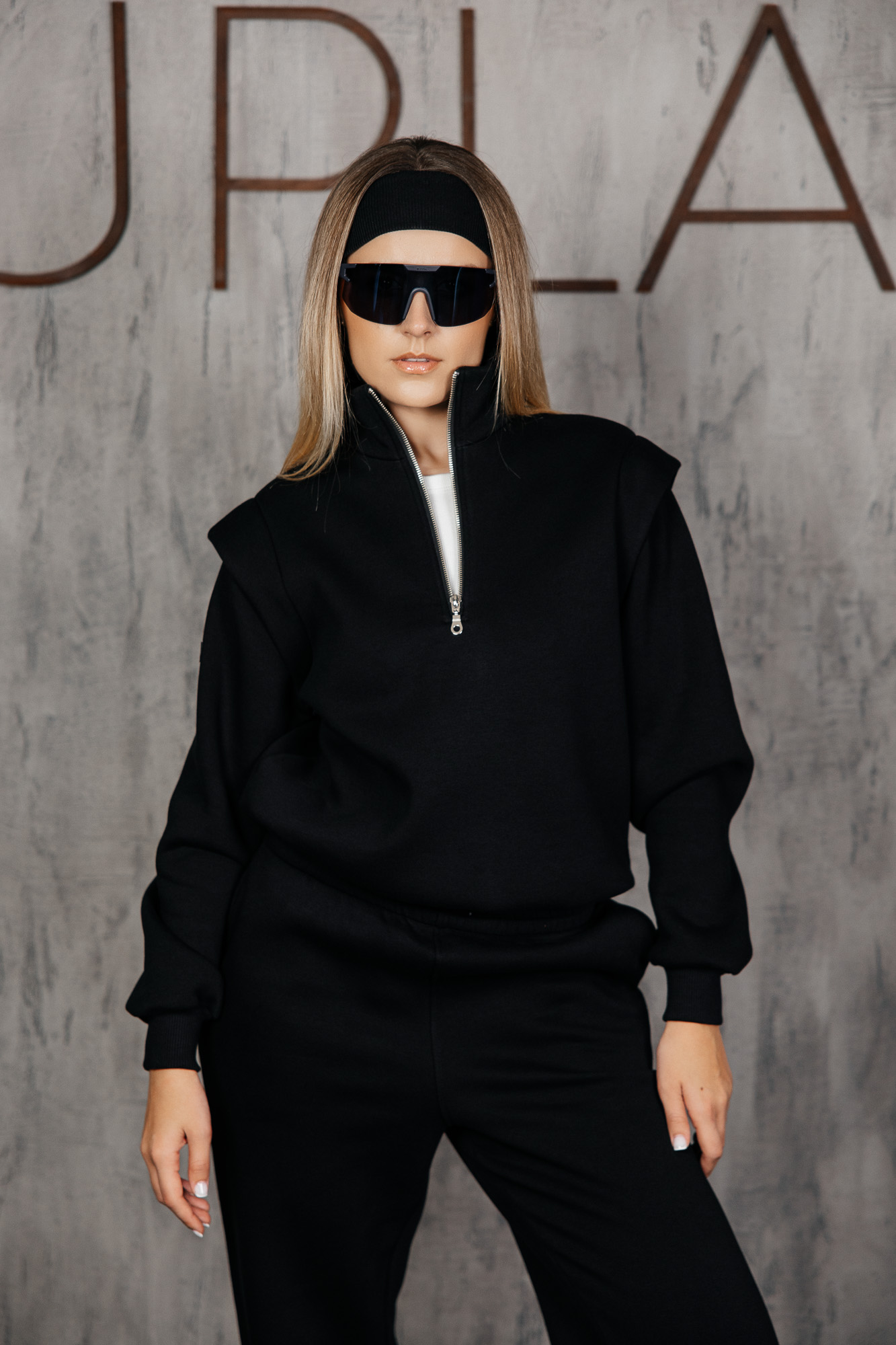 Juodas džemperis paryškintais pečiais „MASS“ - Image 2