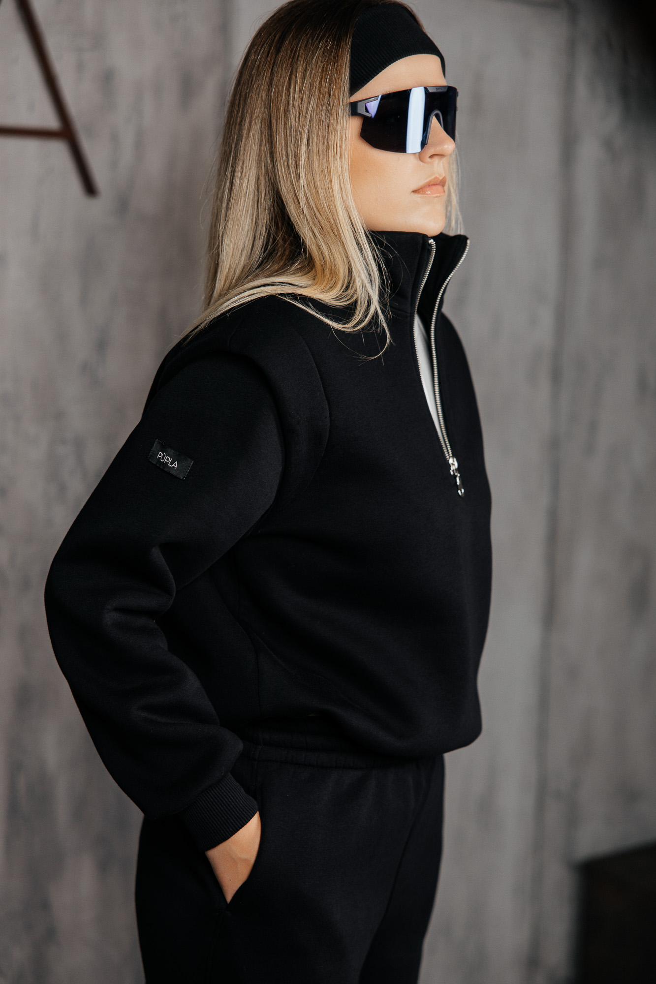 Juodas džemperis paryškintais pečiais „MASS“ - Image 4