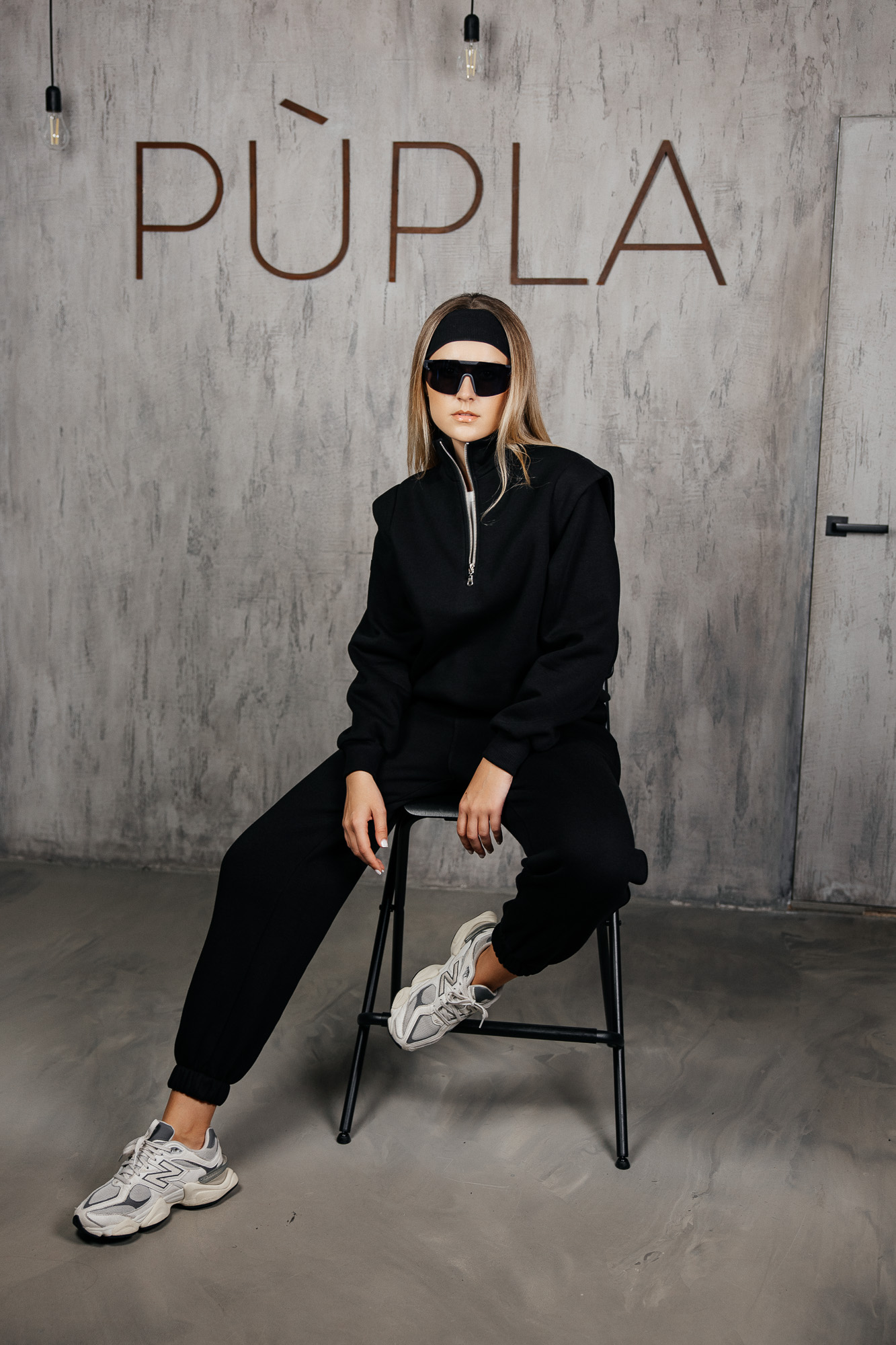 Juodas džemperis paryškintais pečiais „MASS“ - Image 7