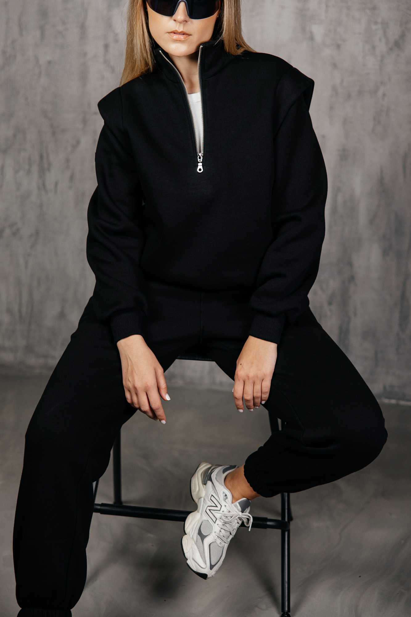 Juodas džemperis paryškintais pečiais „MASS“ - Image 3