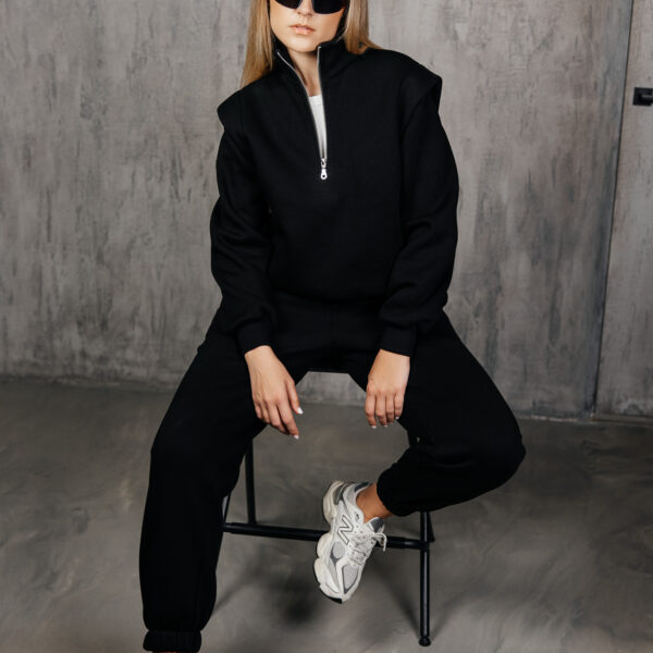 Juodas džemperis paryškintais pečiais „MASS“