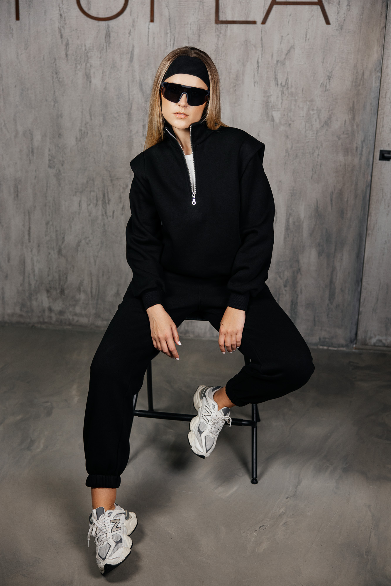 Juodas džemperis paryškintais pečiais „MASS“