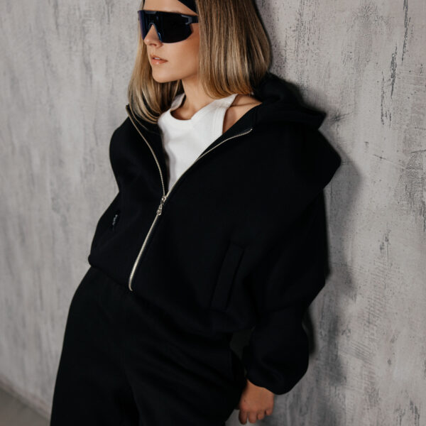 Juodas džemperis su kapišonu „MASS“