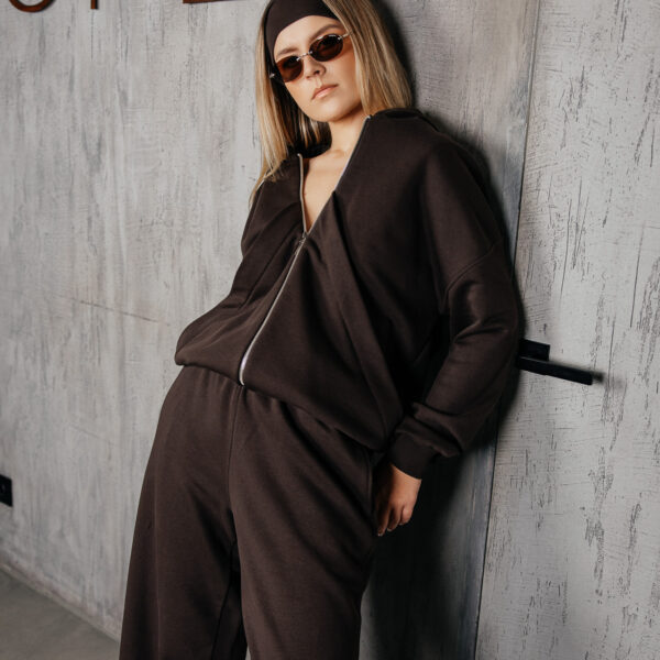 Tamsiai rudas džemperis su kapišonu „SHIFT“