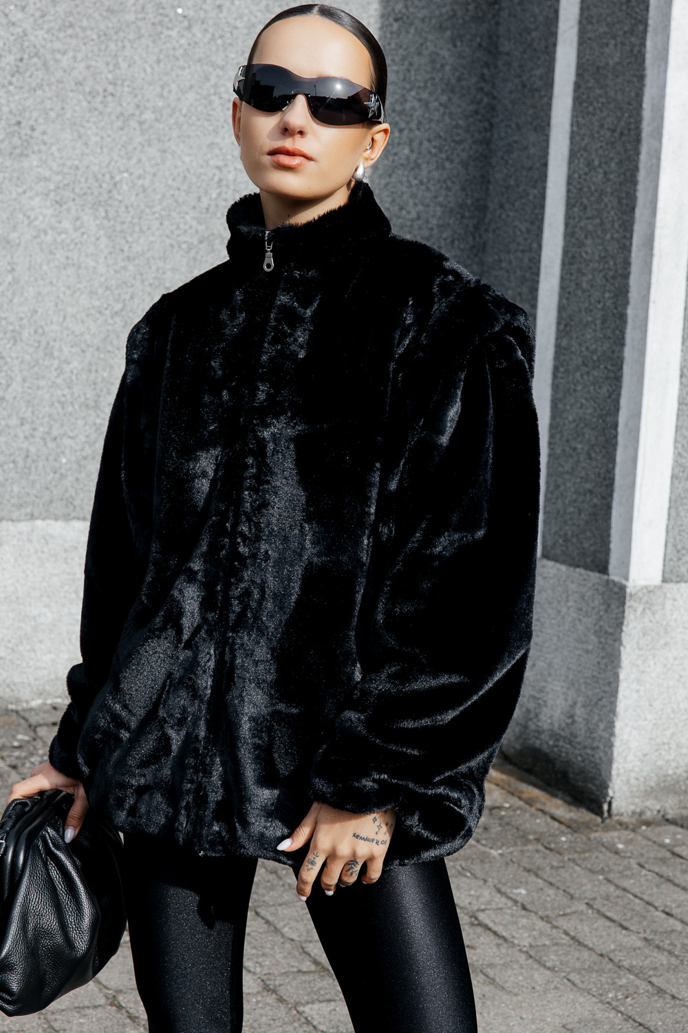 Juodas kailinis švarkas „MUSE FAUX“ - Image 5