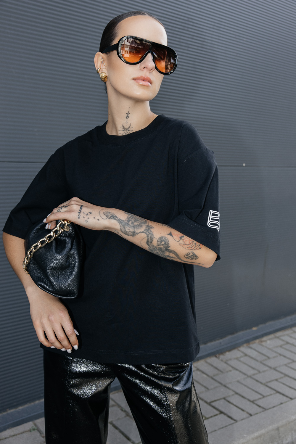 Juodi klasikiniai marškinėliai - Image 3