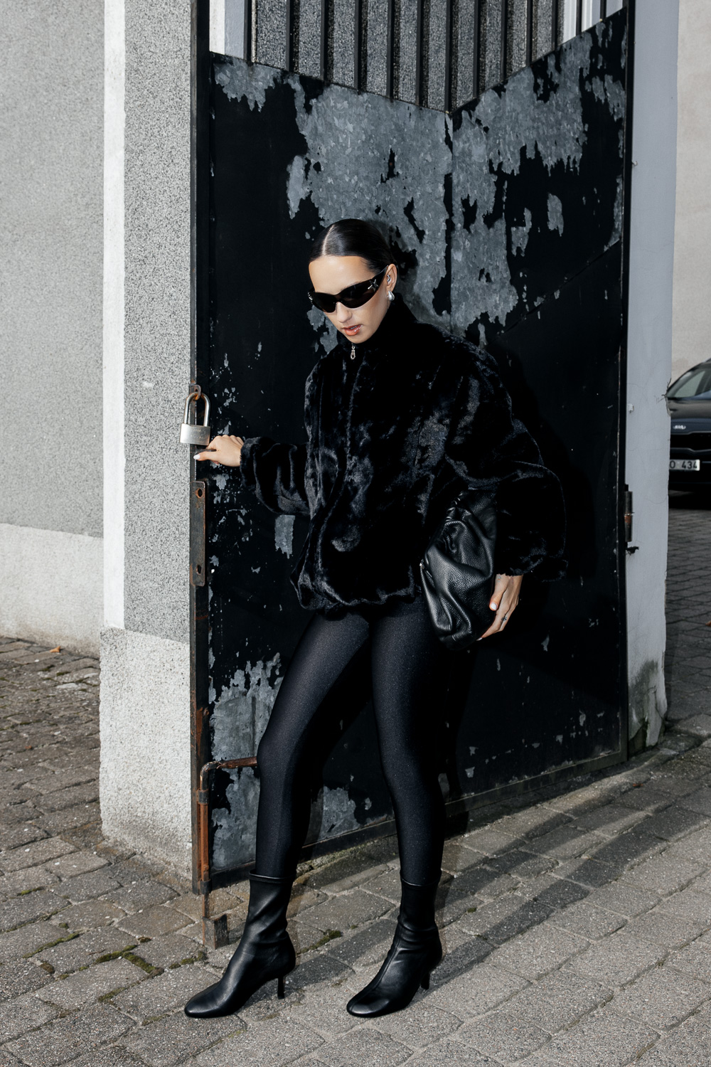 Juodas kailinis švarkas „MUSE FAUX“ - Image 7