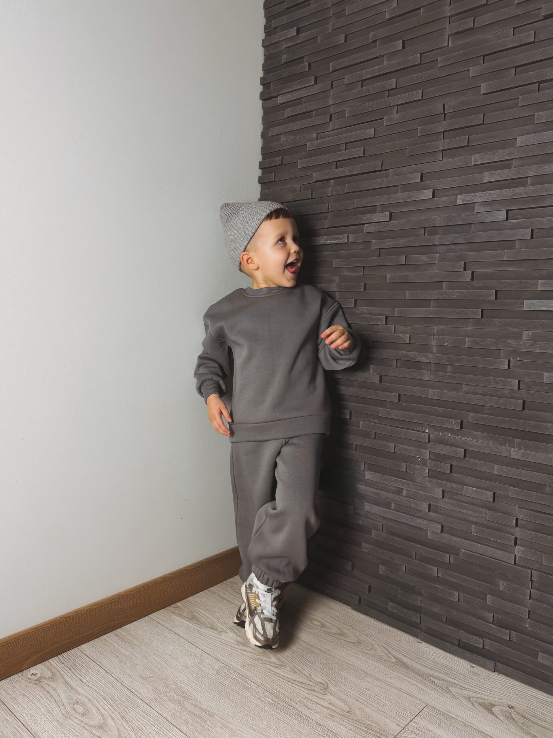 Pilkas kostiumėlis „NEST“