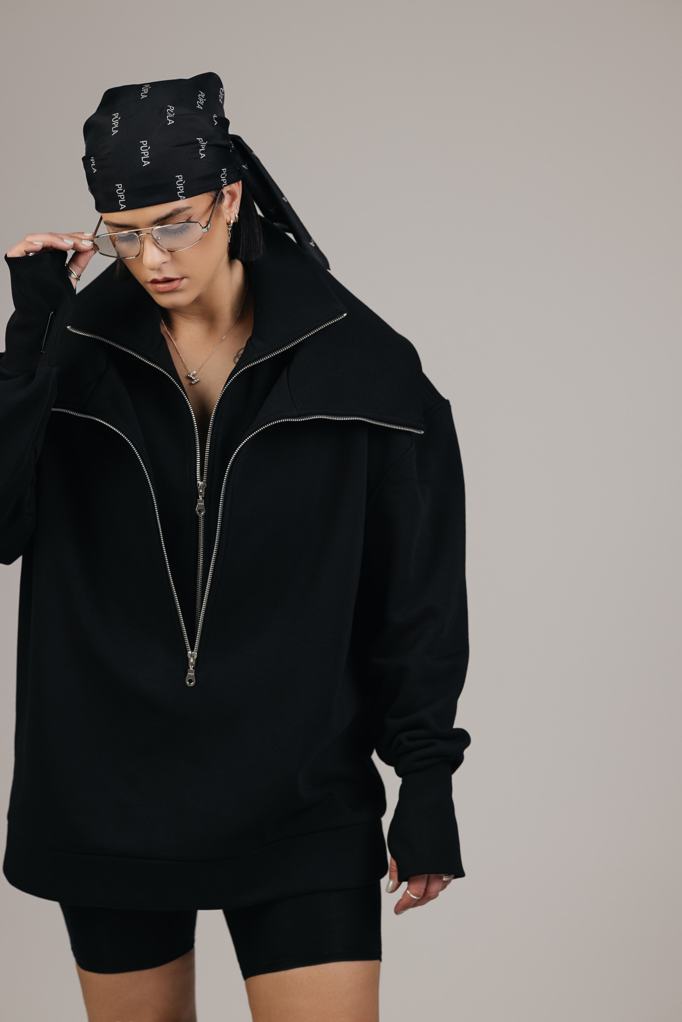 Juodas džemperis „DUAL“ - Image 2