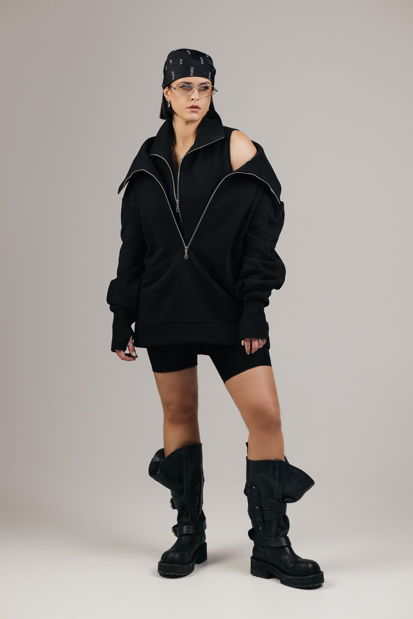 Juodas džemperis „DUAL“ - Image 3