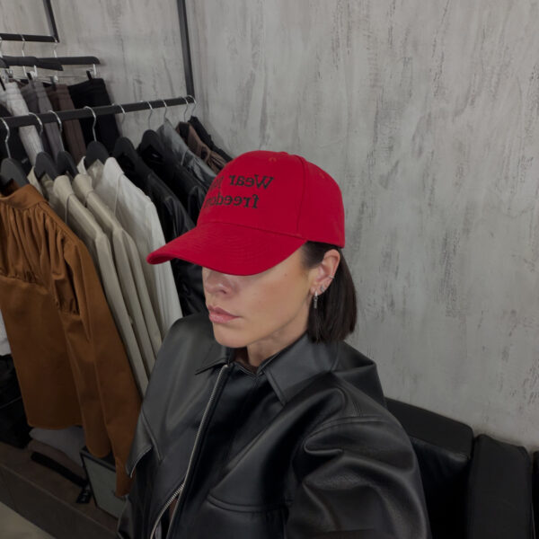 Raudona kepurė „WEAR YOUR FREEDOM“