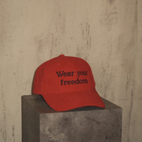 Raudona kepurė „WEAR YOUR FREEDOM“