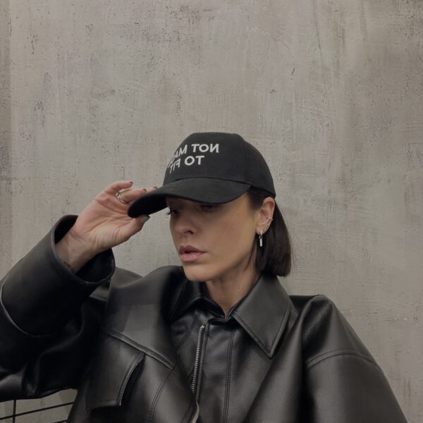 Juoda kepurė „NOT MADE TO FIT“