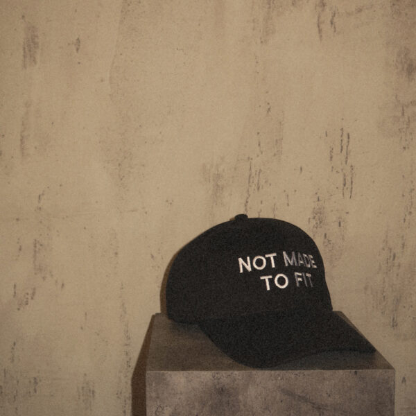 Juoda kepurė „NOT MADE TO FIT“